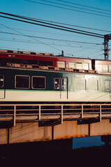 線路を走る2台の電車