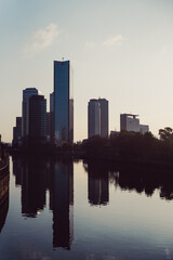 Obraz premium 川に映るビル