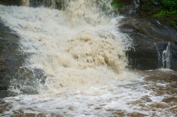 石川県・木窪大滝　雨で増水した濁流 