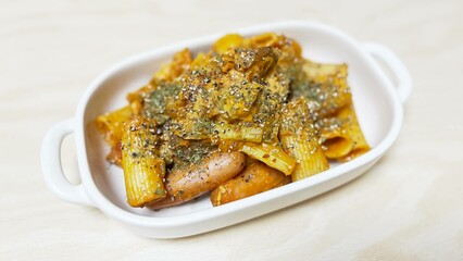 Short pasta stewed with whole tomatoes