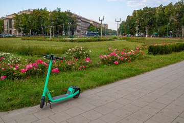 Hulajnoga elektryczna zaparkowana na placu Centralnym w Nowej Hucie w Krakowie   E-scooter Parked at Central Square in Nowa Huta, Kraków © Adrian White