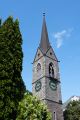 Fototapeta premium Turm der protestantischen Kirche von Tamins, Kanton Graubünden, Schweiz