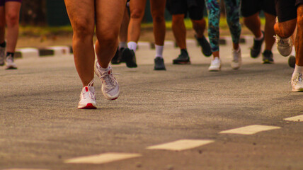Corredores praticando esportes na rua