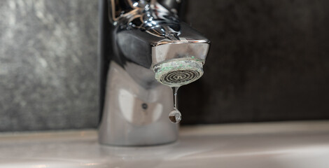 Tropfender Wasserhahn , Wassertropfen fallend vom Hahn