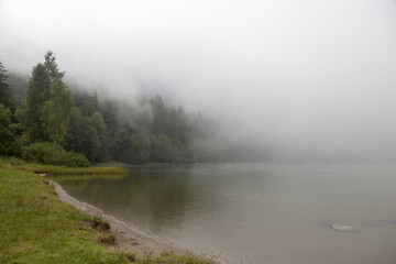 Nebel über einem See