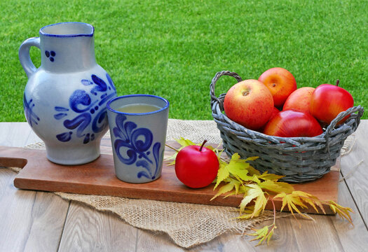  Apfelwein auf einem Tisch im Garten.