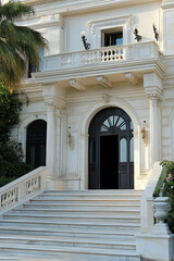 Obraz premium Elegant mansion with a grand entrance and marble steps 