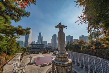 Fototapeta premium Seoul South Korea city skyline at Bongeunsa Temple in autumn