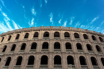 Vista parcial de la fachada exterior de la plaza de toros de Valencia, España