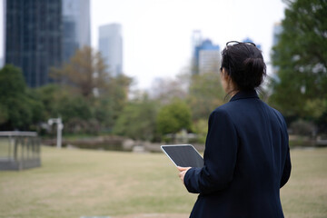 Fototapeta premium Business Professional Enjoying Work in a Serene Urban Park