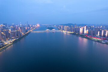 Obraz premium Captivating Aerial View of a Cityscape at Dusk with Illuminated Skyline