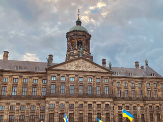 Obraz premium the Ukrainian flag in amsterdam, netherlands