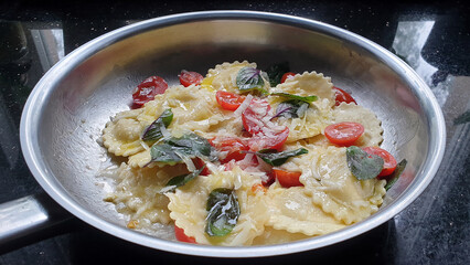 ravioli mit ziegenkäse  gefüllt