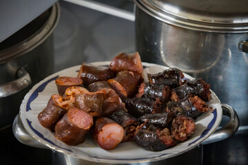 Detalhe de enchidos de carne num prato, comida tradicional do alto minho, portugal.