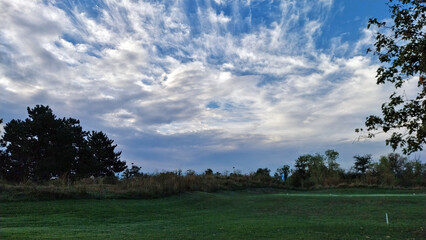 Lever du soleil sur le parcours de golf de Chassieu en France