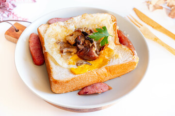 キノコとチーズのバター炒めトースト