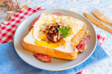 キノコとチーズのバター炒めトースト