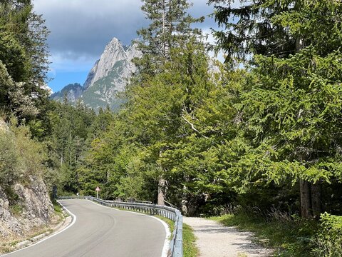  Raibl Lake Trail or Paths for walking and recreation along the lake Lago del Predil - Sentiero del lago di Raibl (Cave del Predil, Italia) ali Sprehajalne poti ob Predilskem jezeru