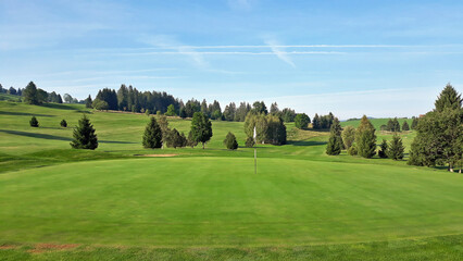 Vue sur le parcours du magnifique golf du Mont-Saint-Jean dans le Jura en France