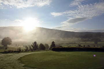 Fototapeta premium Lever de soleil sur le magnifique golf du Mont-Saint-Jean dans le Jura en France