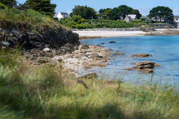 bucht von saint-pierre quiberon, mit strahlendem wasser, felsen und weißem sandstrand