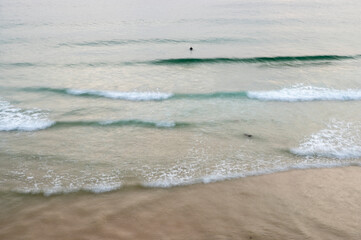 surfer sitzt auf seinen surfbrett aerial view