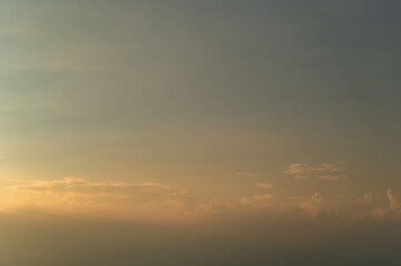 霞んだ夕焼け空