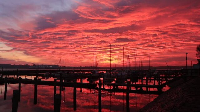 Maina in Stickemh&ouml;rn an der KIeler F&ouml;rde mit rot angestrahlten Wolken am Morgen.