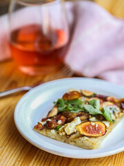 fig flatbread with arugula and cheese