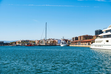 Eine sehr große Luxusyacht liegt vor Anker im Hafen von Tarragona, Spanien