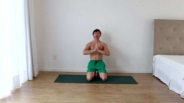 homem fazendo yoga medita&ccedil;&atilde;o em casa 