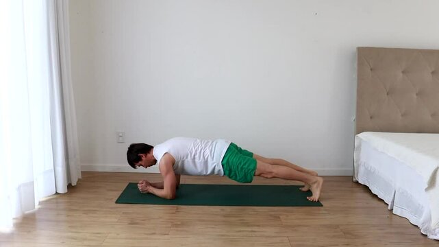 homem fazendo exercicio prancha em casa 