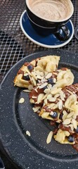 Waffles dulces con banano y chocolate