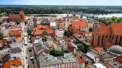 Widok z lotu ptaka na panoramę Torunia