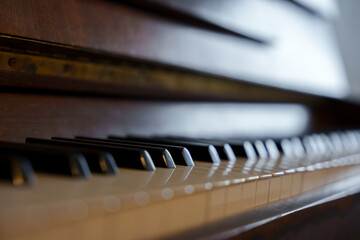 Stare pianino akustyczne © Konrad