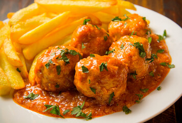 Albóndigas en salsa con patatas fritas