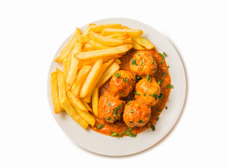 Albóndigas en salsa con patatas fritas