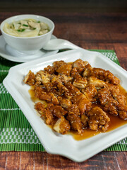 chicken chijaukay, accompanied by siu mai stuffed with minced meat, chaufa rice and wuantan soup, chifa, peruvian food, close up