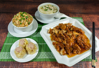 chicken chijaukay, accompanied by siu mai stuffed with minced meat, chaufa rice and wuantan soup, chifa, peruvian food, close up