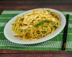 chinese noodles with egg omelet and vegetables, chifa, peruvian food