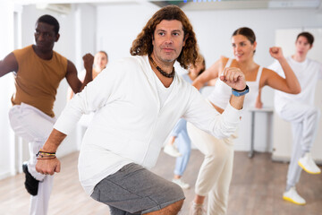 Obraz premium Dance group teaches hip-hop dance in dance studio