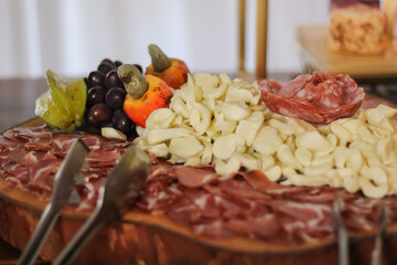 mesa de frios e frutas