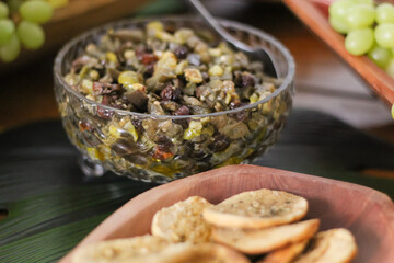 mesa de frios e frutas