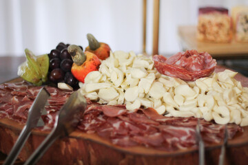 mesa de frios e frutas