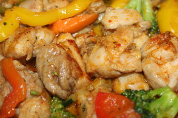 Receta de pollo marinado con pimientos , zanahoria y brocoli