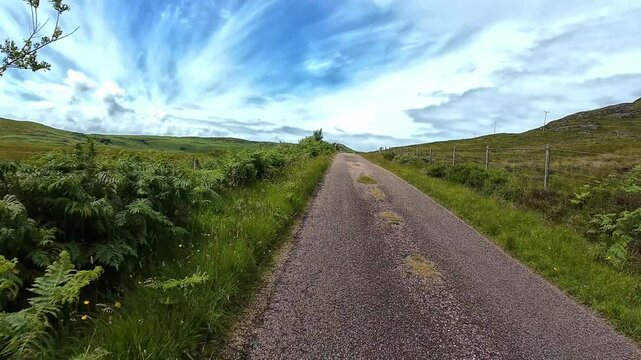 Fahrvideo von einer Single Track Road mit einer sch&ouml;nen Landschaft in den schottischen Highlands