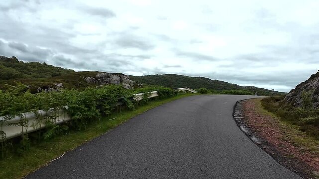 Fahrvideo von einer Single Track Road mit Schafen in den schottischen Highlands