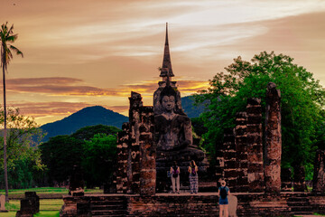Obraz premium Background atmosphere inside the important historical tourist attraction Sukhothai Historical Park,foreign tourists from all over the world like to bring their children study history during holiday.