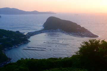 夏の夕焼けに染まる柏島 - 海と空の交響曲