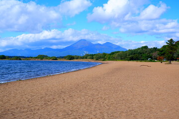 夏の猪苗代湖畔 - 砂浜と磐梯山の調和